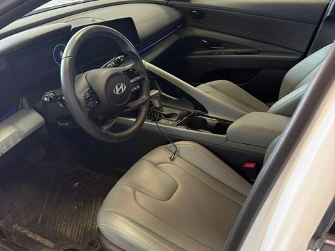 Used 2025 Hyundai Elantra Limited FWD image 2