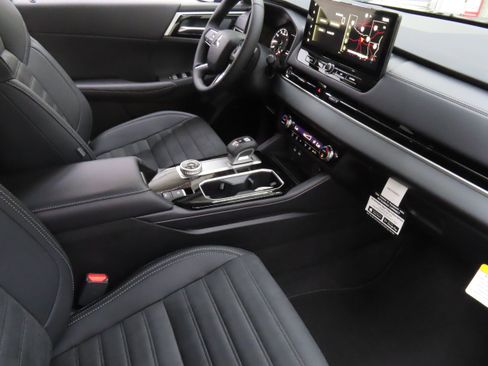 New 2025 Mitsubishi Outlander SE image 24