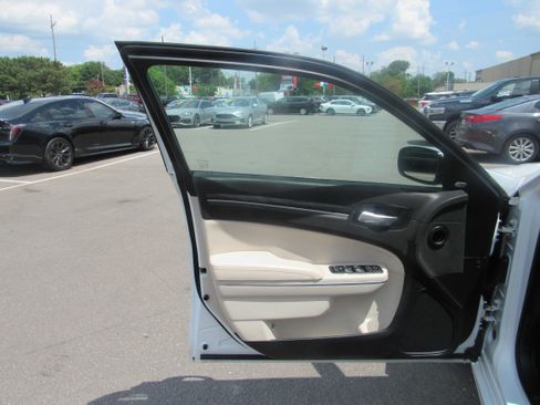 Used 2020 Chrysler 300 Touring L w/ 300 Premium Group AWD/4WD image 8