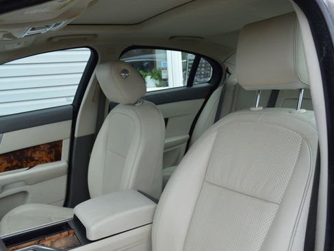Used 2010 Jaguar XF Premium image 11