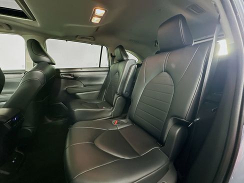 Used 2023 Toyota Highlander XLE FWD image 25