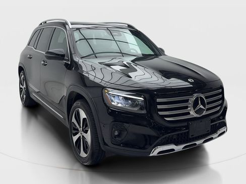 Used 2025 Mercedes-Benz GLB 250 4MATIC image 2