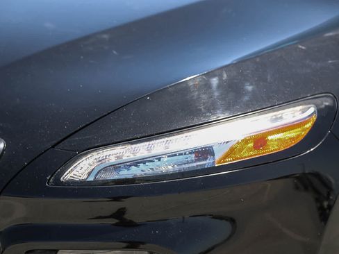 Used 2018 Jeep Cherokee Limited FWD image 8