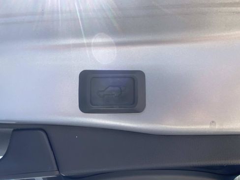 Used 2019 Toyota RAV4 XLE w/ Convenience Package FWD image 9
