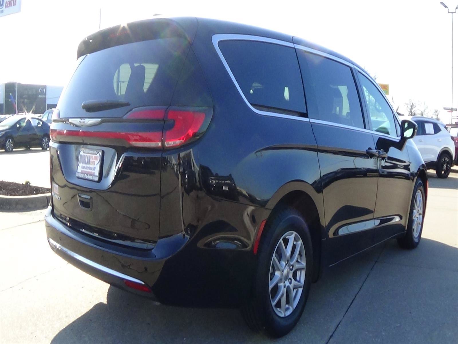 Certified 2025 Chrysler Pacifica Select FWD image 6