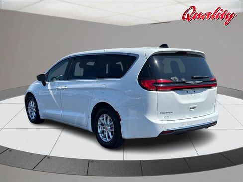 Used 2024 Chrysler Pacifica Touring-L FWD image 5