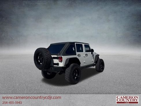 Used 2017 Jeep Wrangler Unlimited Rubicon w/ Cold Weather Group AWD/4WD image 3