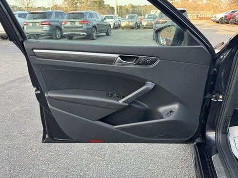 Used 2017 Volkswagen Passat 1.8T SEL Premium image 17