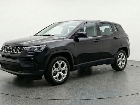 Used 2025 Jeep Compass Latitude image 3