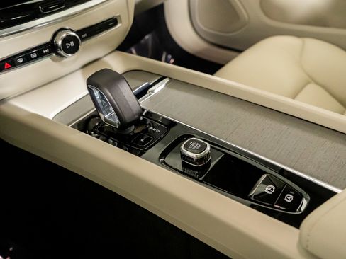 Used 2026 Volvo V60 B5 Cross Country Plus w/ Protection Package Premier image 35