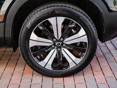 Used 2023 Volvo XC40 Recharge Plus image 10