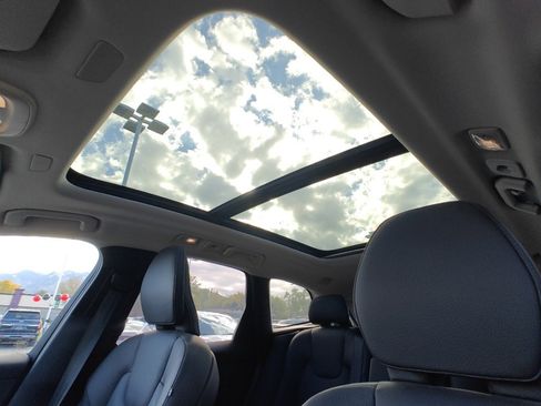 Used 2025 Volvo XC60 B5 Plus image 22