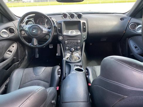 Used 2009 Nissan 370Z Touring RWD image 8