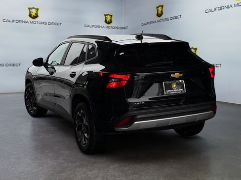 Used 2025 Chevrolet Trax LT image 2