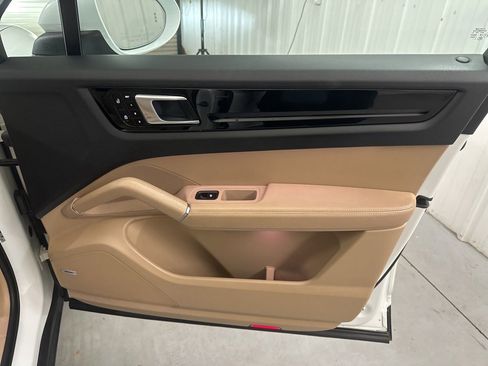 Used 2019 Porsche Cayenne S image 38