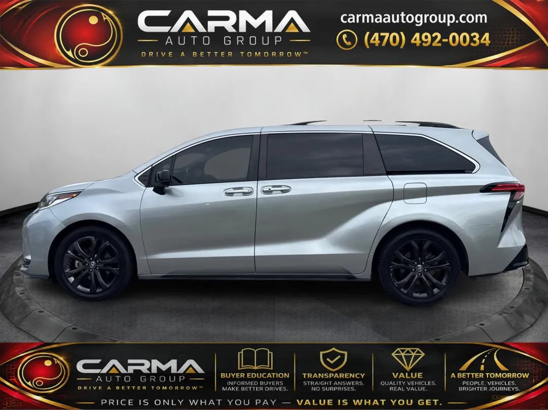 Used 2022 Toyota Sienna XSE FWD image 2