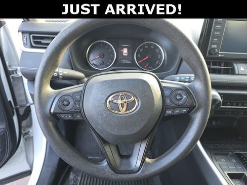 Used 2021 Toyota RAV4 LE image 9