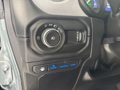 Used 2025 Jeep Wrangler Unlimited Sahara AWD/4WD image 17
