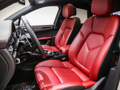 Certified 2025 Porsche Macan AWD/4WD image 5