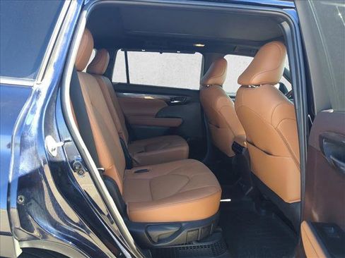 Used 2021 Toyota Highlander Platinum image 15