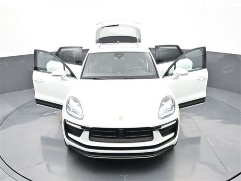 Used 2024 Porsche Macan image 30