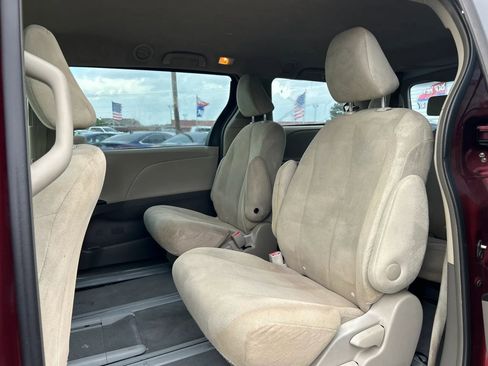 Used 2014 Toyota Sienna L image 33