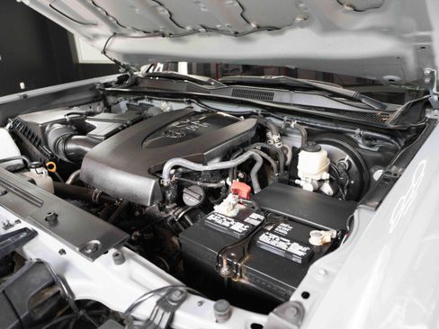 Used 2021 Toyota Tacoma SR5 AWD/4WD image 32