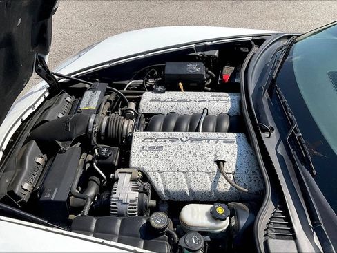 Used 2006 Chevrolet Corvette Coupe w/ Preferred Equipment Group RWD image 23