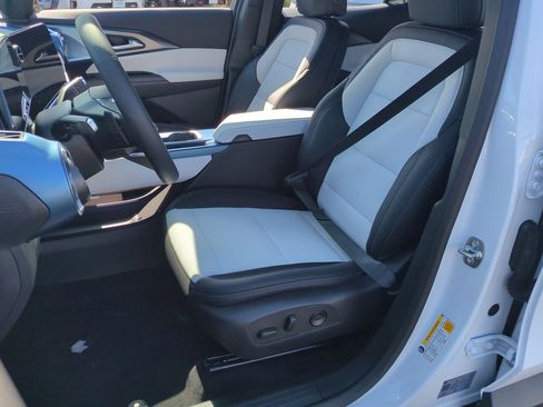 New 2026 Chevrolet Equinox EV LT image 18