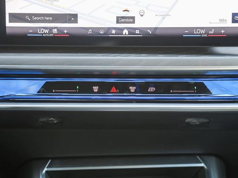 Used 2025 BMW 750e xDrive w/ Premium Package image 10