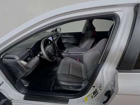 Used 2025 Toyota Camry LE w/ Convenience Package image 15