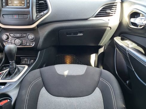 Used 2014 Jeep Cherokee Latitude w/ Cold Weather Group FWD image 25