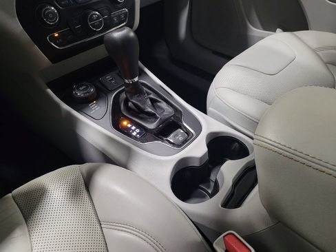 Used 2019 Jeep Cherokee Limited AWD/4WD image 26