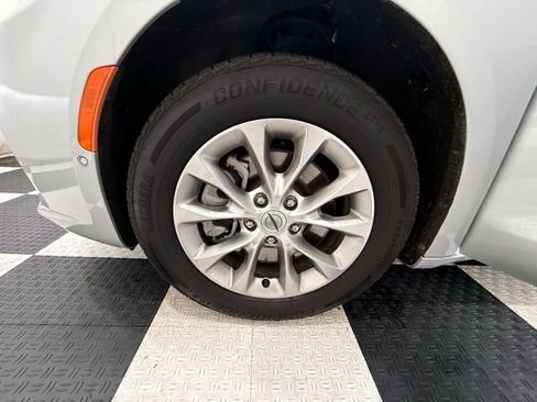 Used 2024 Chrysler Pacifica Touring-L AWD/4WD image 10