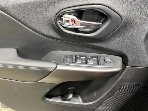 Used 2019 Jeep Cherokee Latitude Plus w/ Cold Weather Group AWD/4WD image 8
