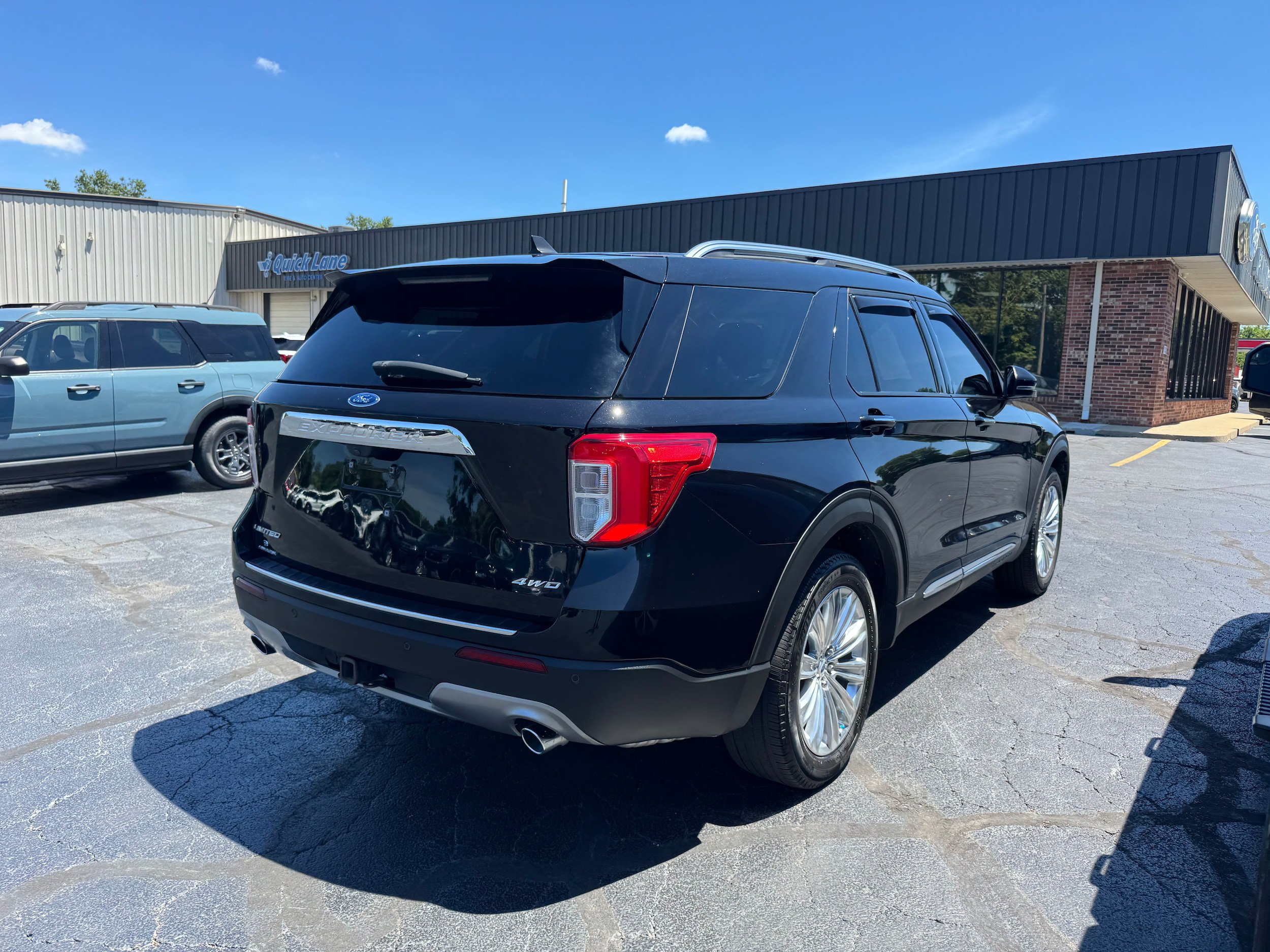Used 2024 Ford Explorer Limited w/ Limited Technology Package AWD/4WD image 5