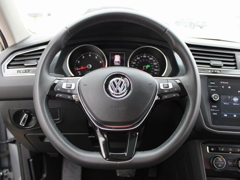 Certified 2020 Volkswagen Tiguan SE w/ Panoramic Sunroof Package image 11