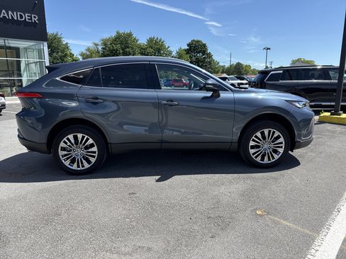 Used 2024 Toyota Venza XLE AWD/4WD image 2