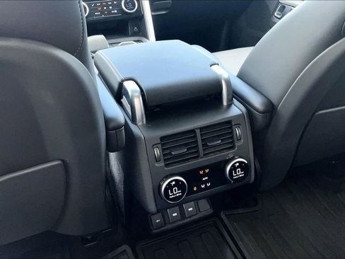 Used 2024 Land Rover Discovery Dynamic SE AWD/4WD image 24