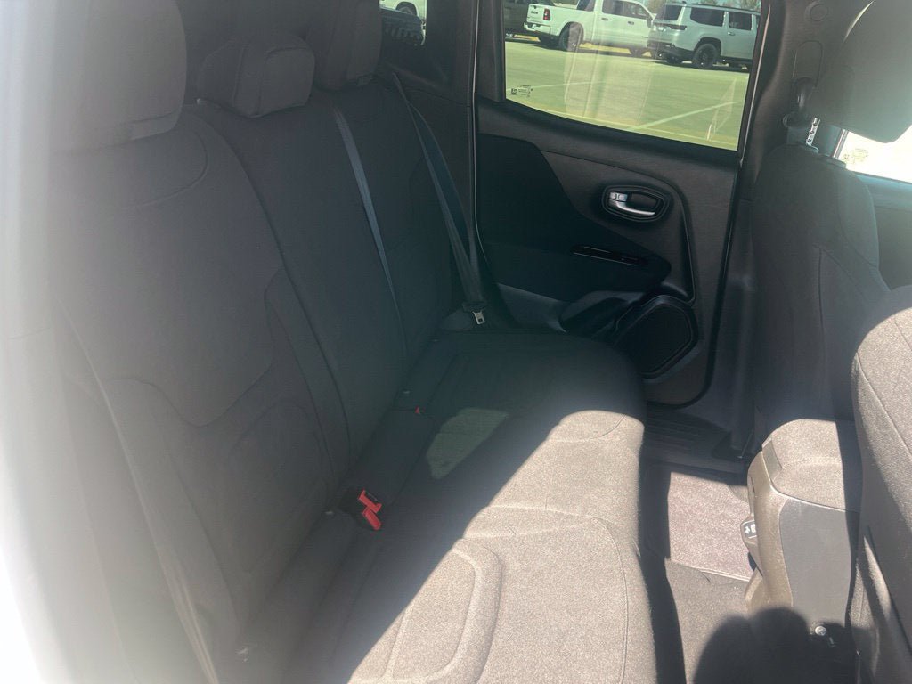 Used 2020 Jeep Renegade Latitude FWD image 12