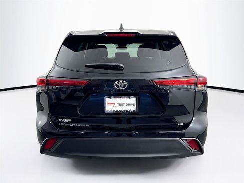 Certified 2022 Toyota Highlander LE image 10