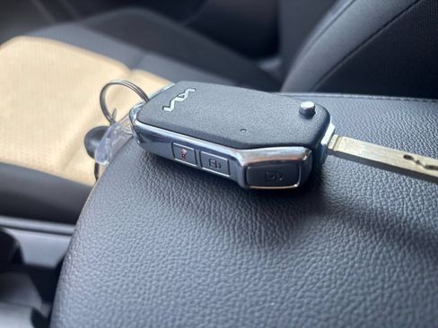 Used 2025 Kia Soul LX w/ LX Technology Package FWD image 20