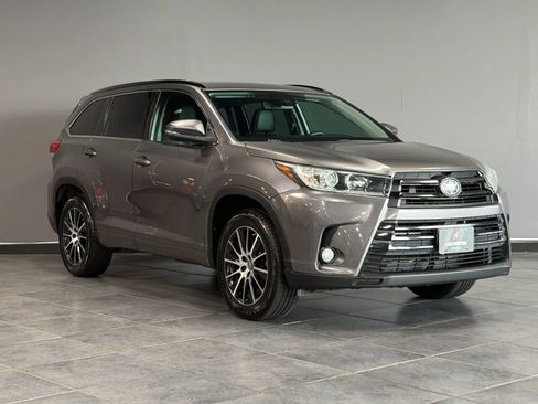 Used 2018 Toyota Highlander SE FWD image 3