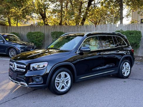 Used 2023 Mercedes-Benz GLB 250 4MATIC w/ Premium Package image 2