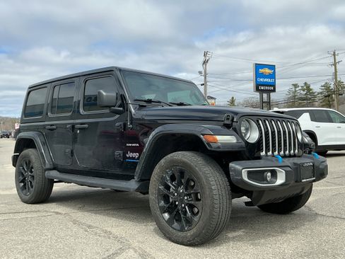 Used 2023 Jeep Wrangler Unlimited Sahara w/ Cold Weather Group AWD/4WD image 10