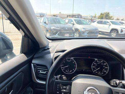 Used 2025 Nissan Rogue SV FWD image 36