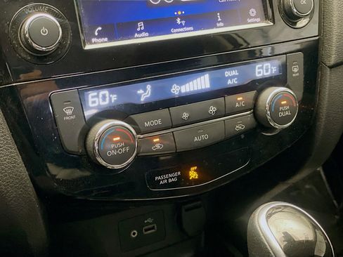 Used 2020 Nissan Rogue SV image 11