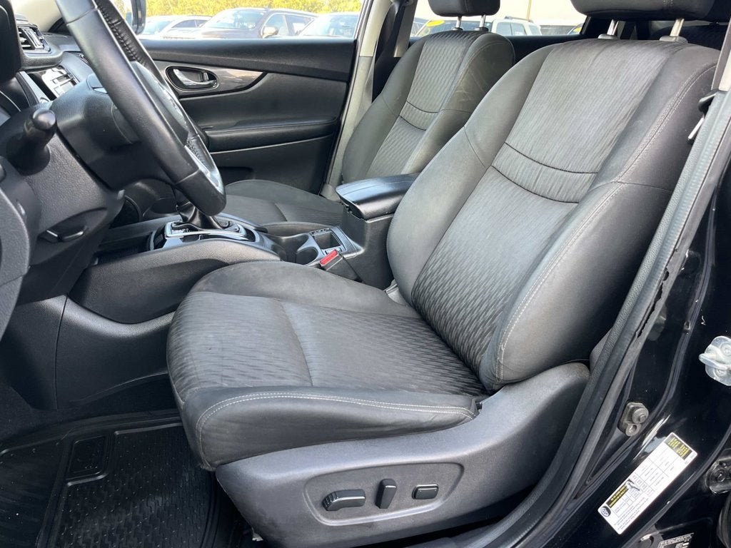 Used 2020 Nissan Rogue SV FWD image 28