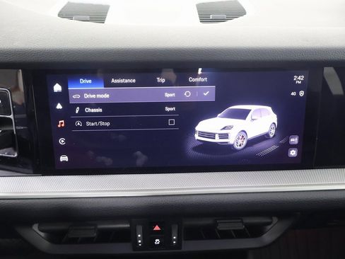 Used 2025 Porsche Cayenne image 14