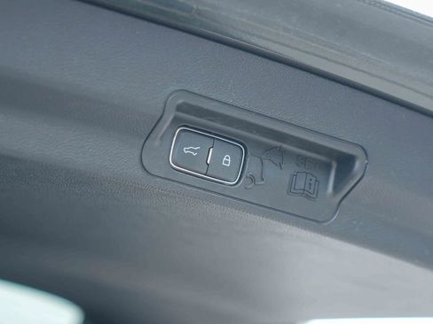 Used 2023 Ford Explorer XLT AWD/4WD image 12